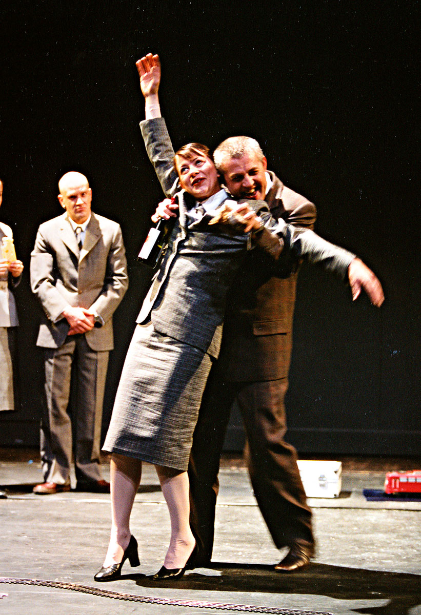 Szene aus Der Auftrag, Theater St. Gallen, Kostüme: Mechthild Feuerstein, Foto: Oliver Fantitsch