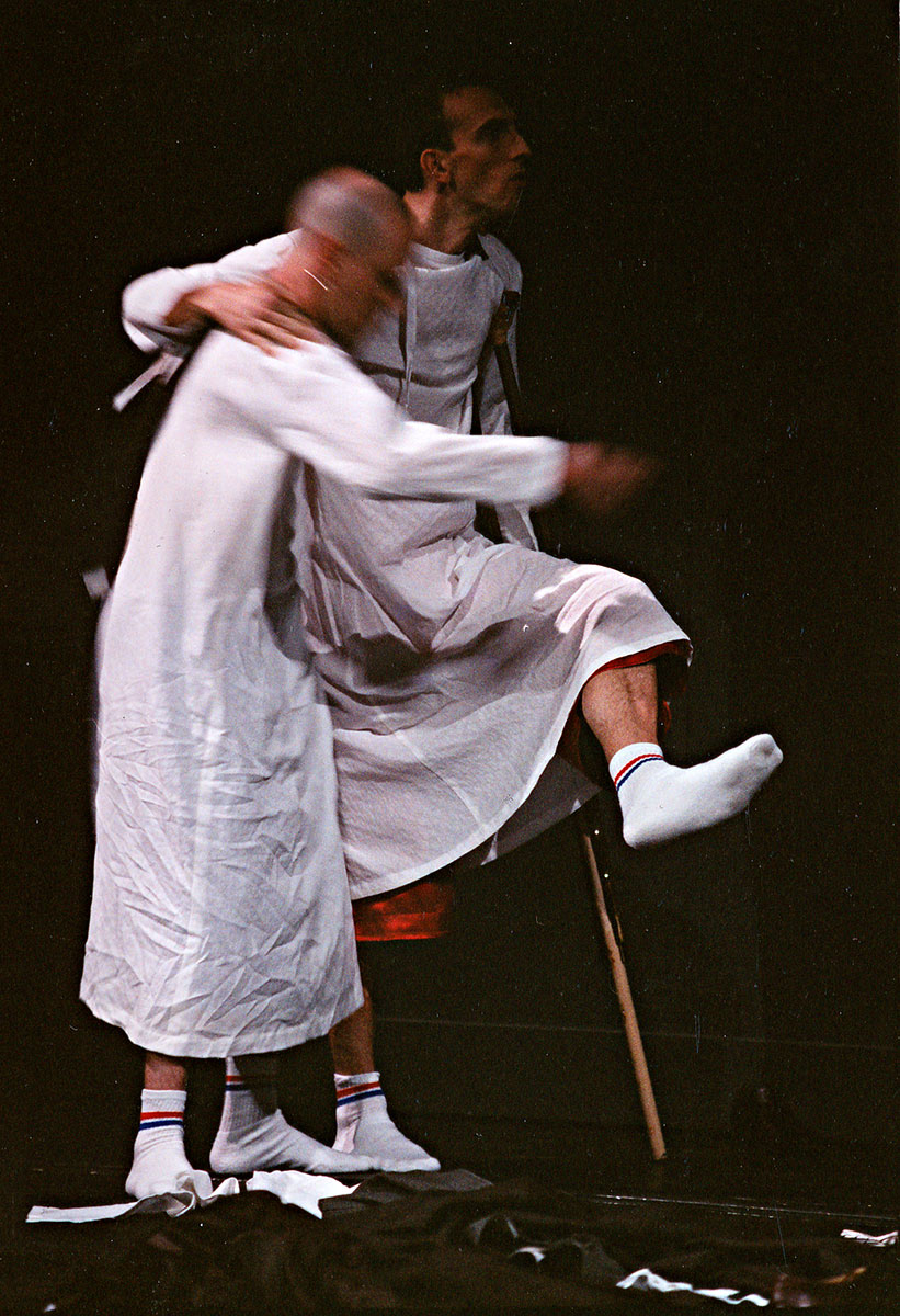 Szene aus Der Auftrag, Theater St. Gallen, Kostüme: Mechthild Feuerstein, Foto: Oliver Fantitsch