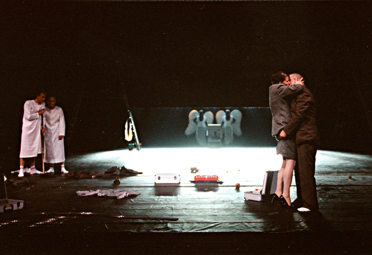Szene aus Der Auftrag, Theater St. Gallen, Kostüme: Mechthild Feuerstein, Foto: Oliver Fantitsch