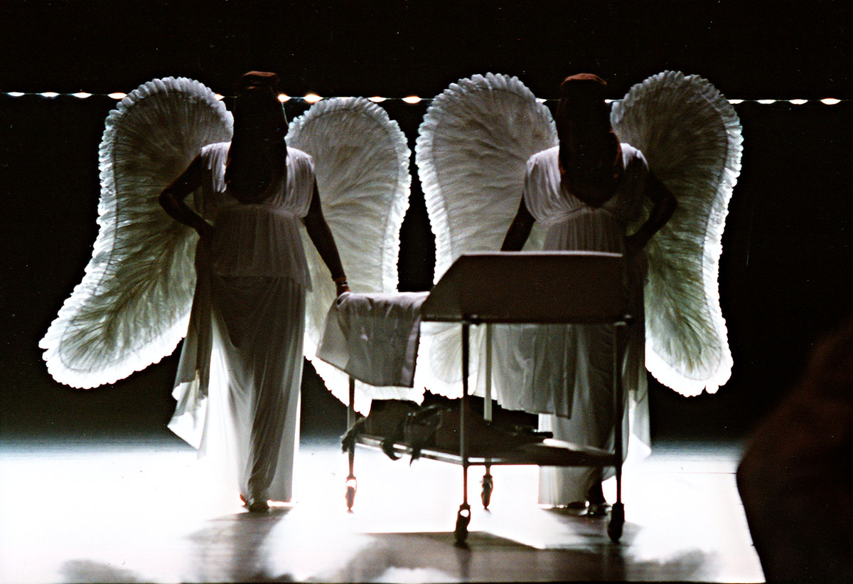 Szene aus Der Auftrag, Theater St. Gallen, Kostüme: Mechthild Feuerstein, Foto: Oliver Fantitsch