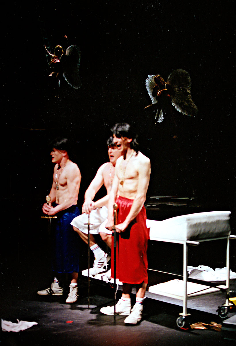 Szene aus Der Auftrag, Theater St. Gallen, Kostüme: Mechthild Feuerstein, Foto: Oliver Fantitsch