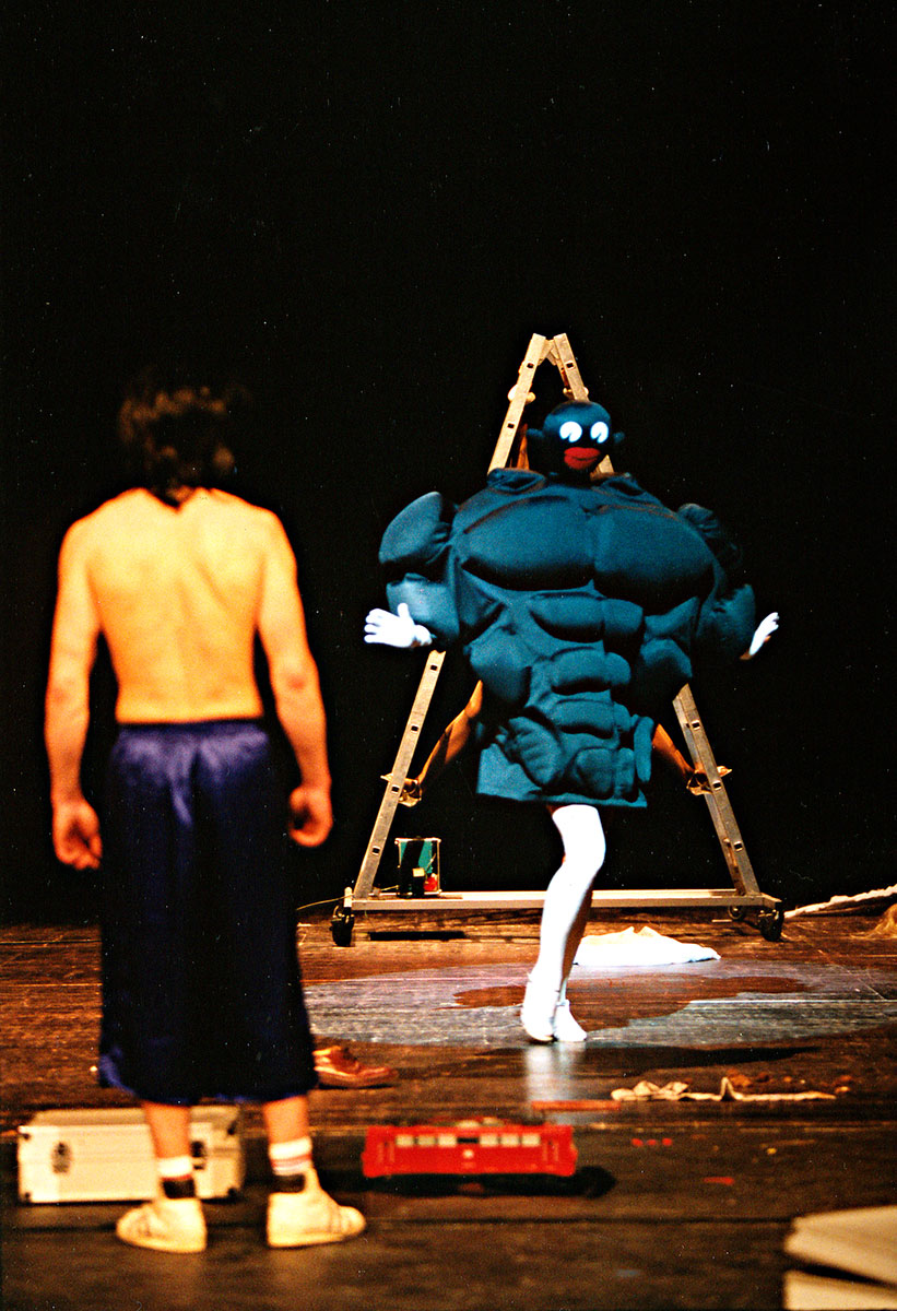 Szene aus Der Auftrag, Theater St. Gallen, Kostüme: Mechthild Feuerstein, Foto: Oliver Fantitsch