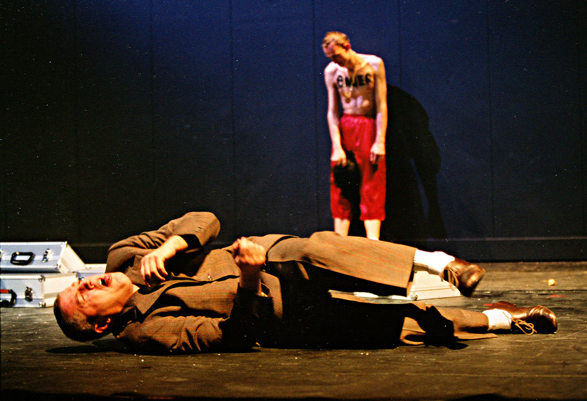 Szene aus Der Auftrag, Theater St. Gallen, Kostüme: Mechthild Feuerstein, Foto: Oliver Fantitsch
