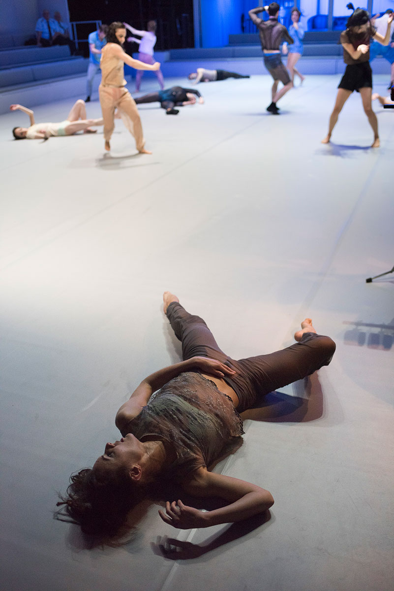 Szene aus Groovin Bodies, Oper Halle, Kostüme: Mechthild Feuerstein, Foto: Falk Wenzel/ Anna Kolata