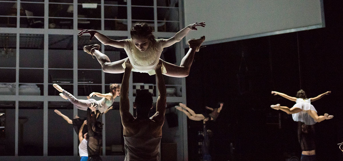 Szene aus Groovin Bodies, Oper Halle, Kostüme: Mechthild Feuerstein, Foto: Falk Wenzel/ Anna Kolata