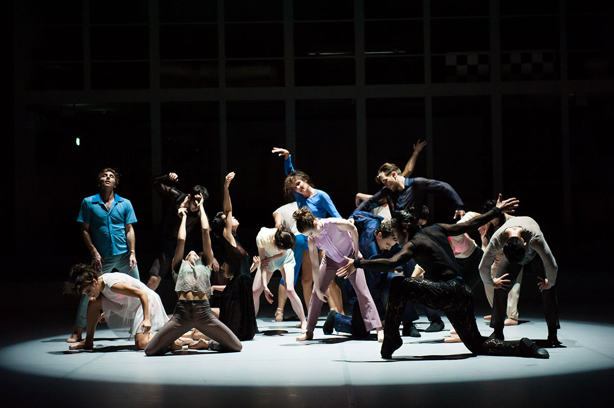Szene aus Groovin Bodies, Oper Halle, Kostüme: Mechthild Feuerstein, Foto: Falk Wenzel/ Anna Kolata