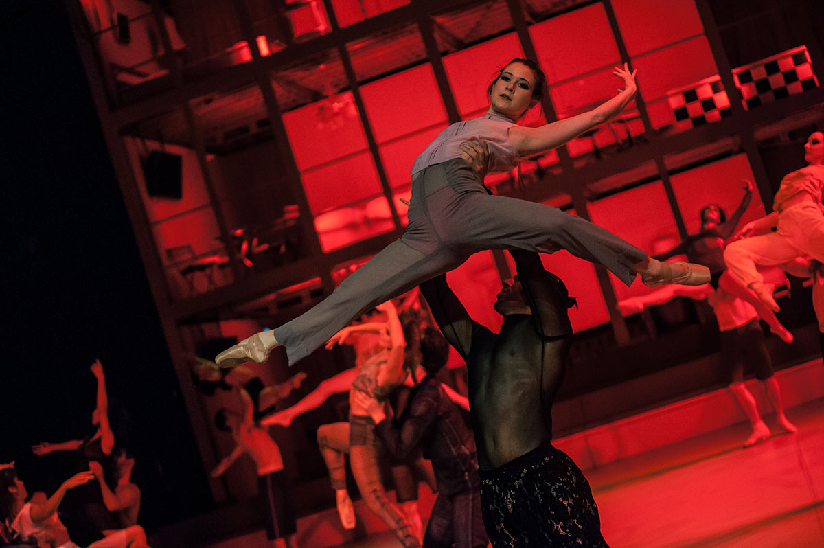 Szene aus Groovin Bodies, Oper Halle, Kostüme: Mechthild Feuerstein, Foto: Falk Wenzel/ Anna Kolata