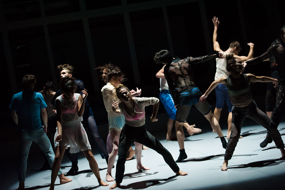 Szene aus Groovin Bodies, Oper Halle, Kostüme: Mechthild Feuerstein, Foto: Falk Wenzel/ Anna Kolata