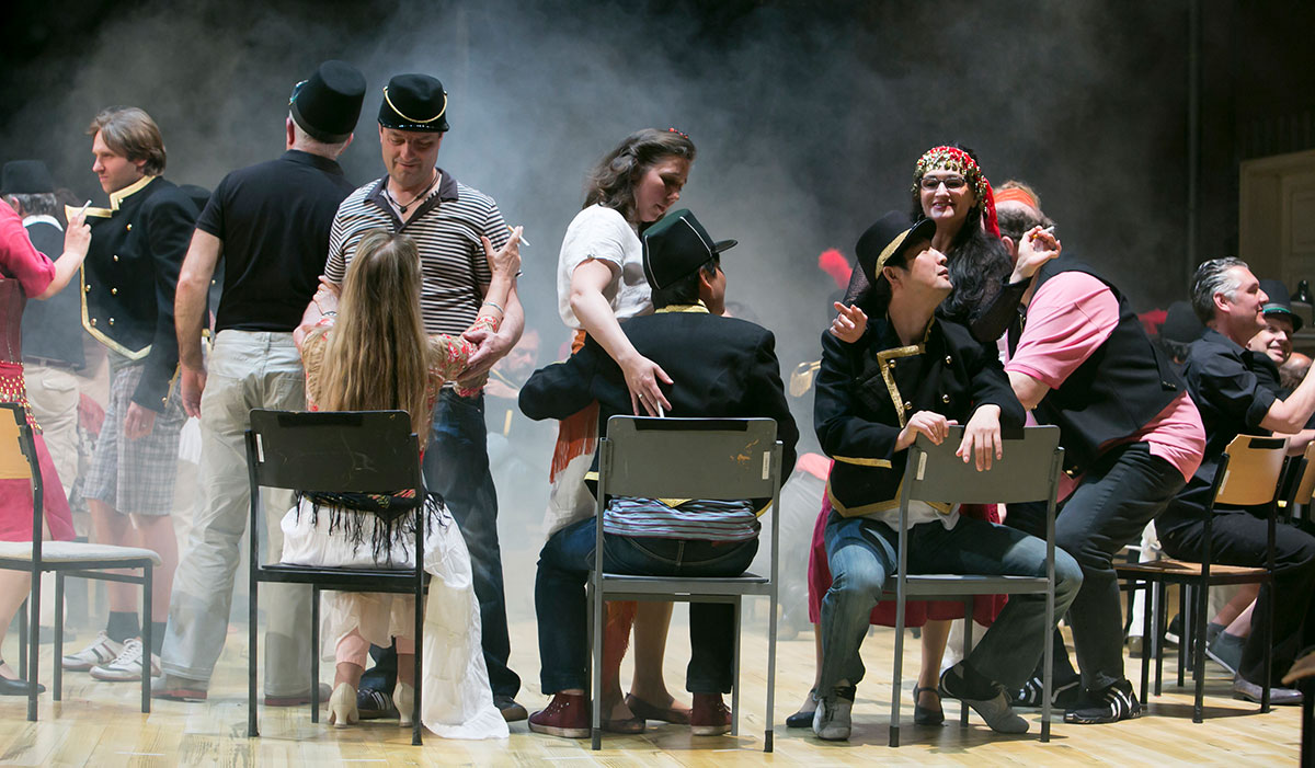 Szene aus Carmen, Staatstheater Darmstadt, Kostüme: Mechthild Feuerstein, Foto: Martina Pipprich