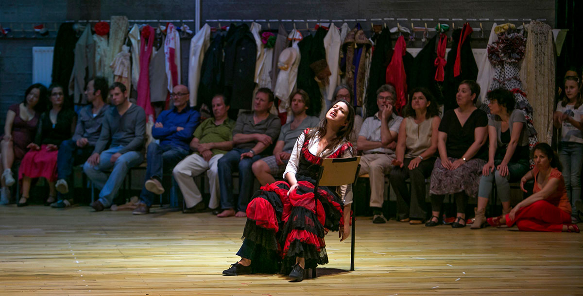 Szene aus Carmen, Staatstheater Darmstadt, Kostüme: Mechthild Feuerstein, Foto: Martina Pipprich