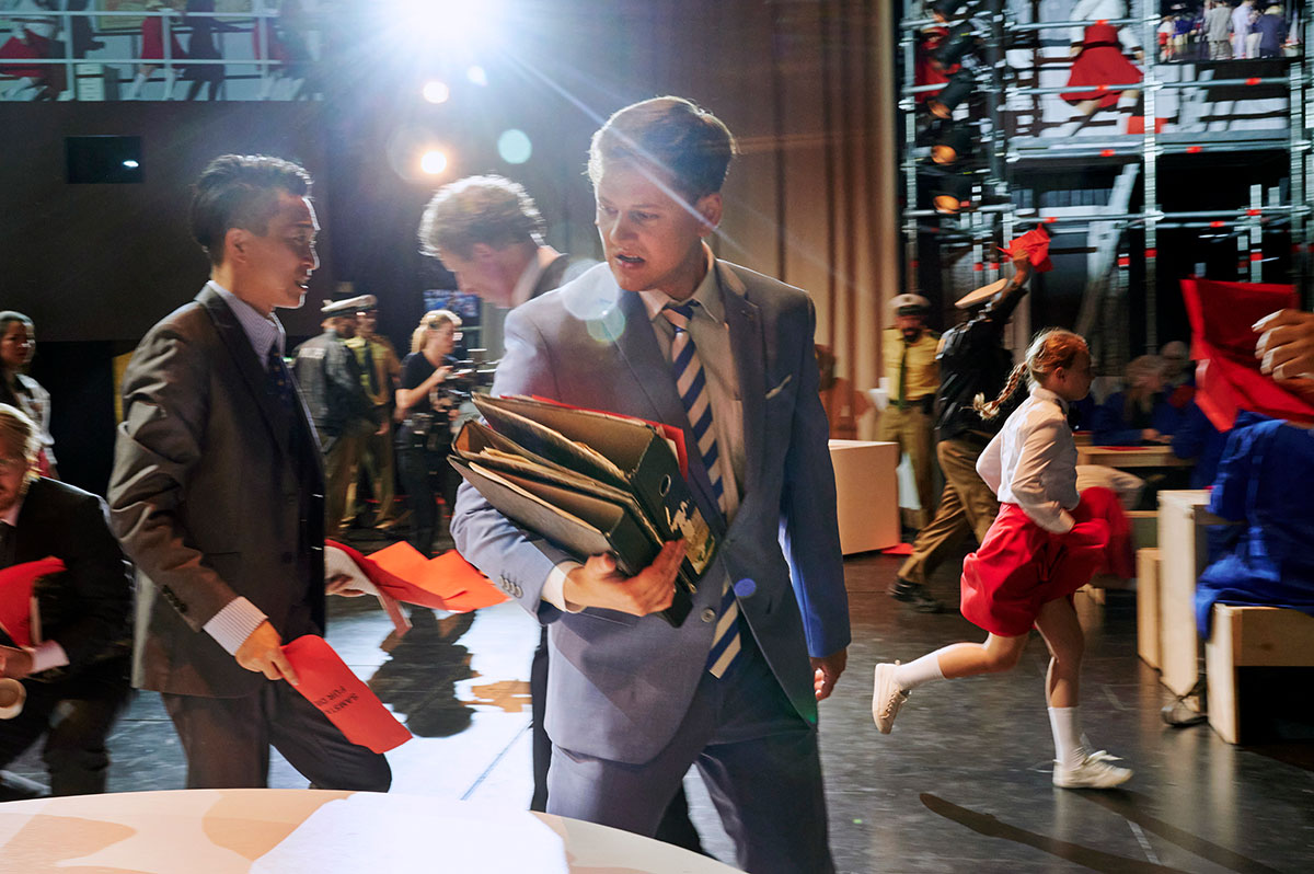 Szene aus Carmen, Staatstheater Kassel, Kostüme: Mechthild Feuerstein, Foto:Kathrin Ribbe/Anna Kolata