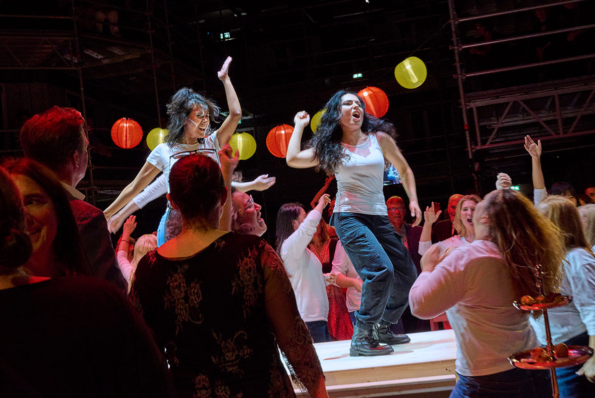 Szene aus Carmen, Staatstheater Kassel, Kostüme: Mechthild Feuerstein, Foto:Kathrin Ribbe/Anna Kolata