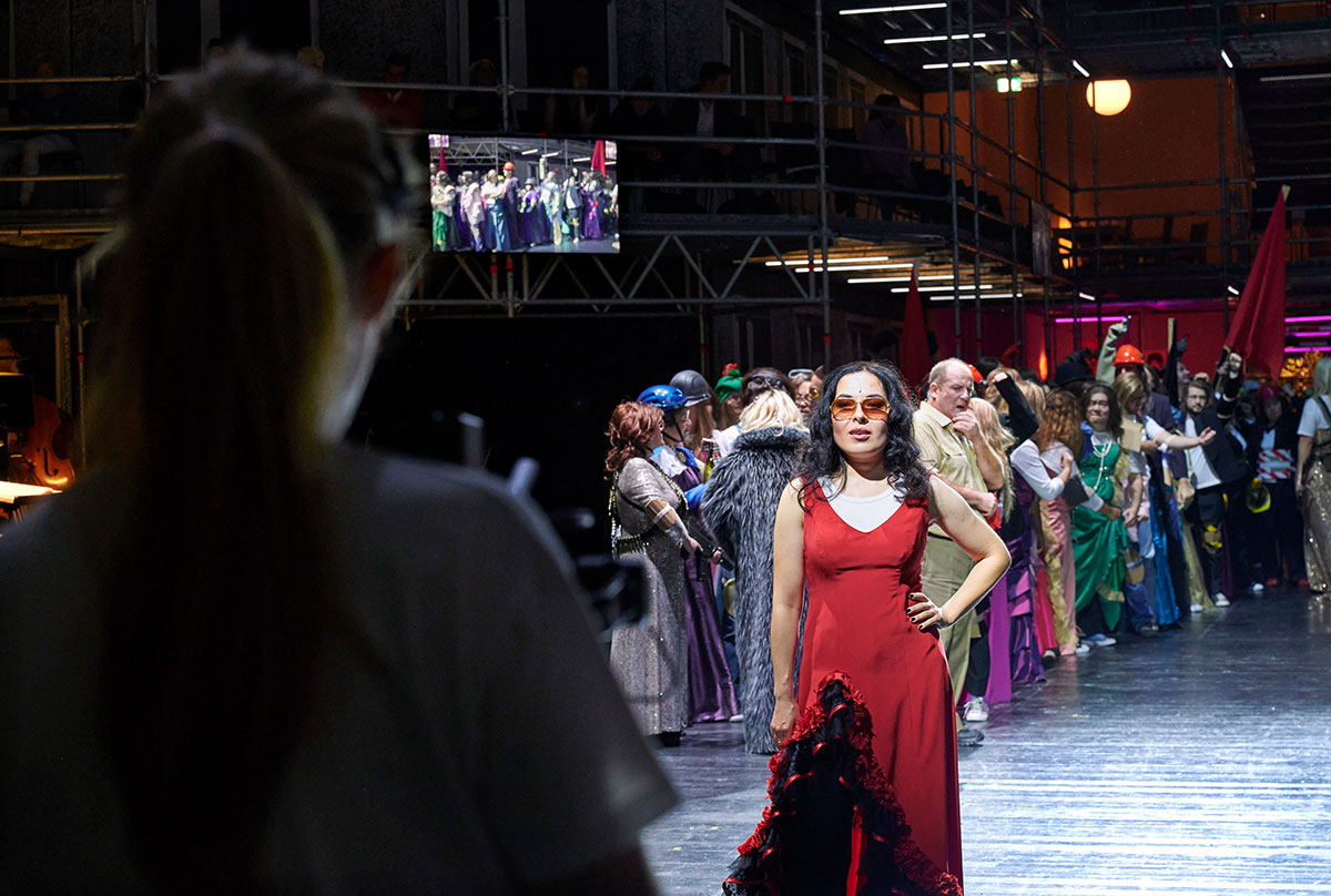Szene aus Carmen, Staatstheater Kassel, Kostüme: Mechthild Feuerstein, Foto:Kathrin Ribbe/Anna Kolata