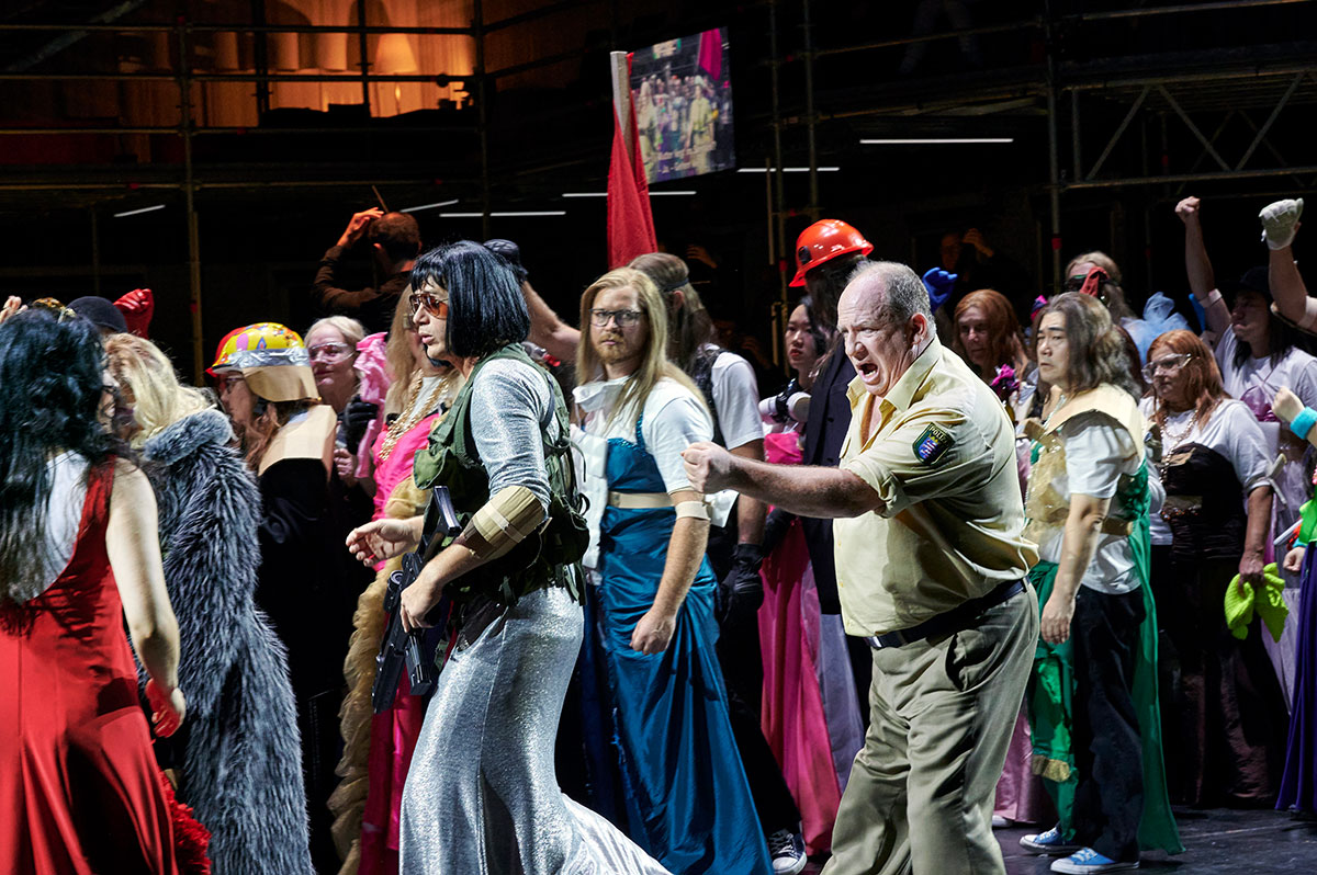Szene aus Carmen, Staatstheater Kassel, Kostüme: Mechthild Feuerstein, Foto:Kathrin Ribbe/Anna Kolata