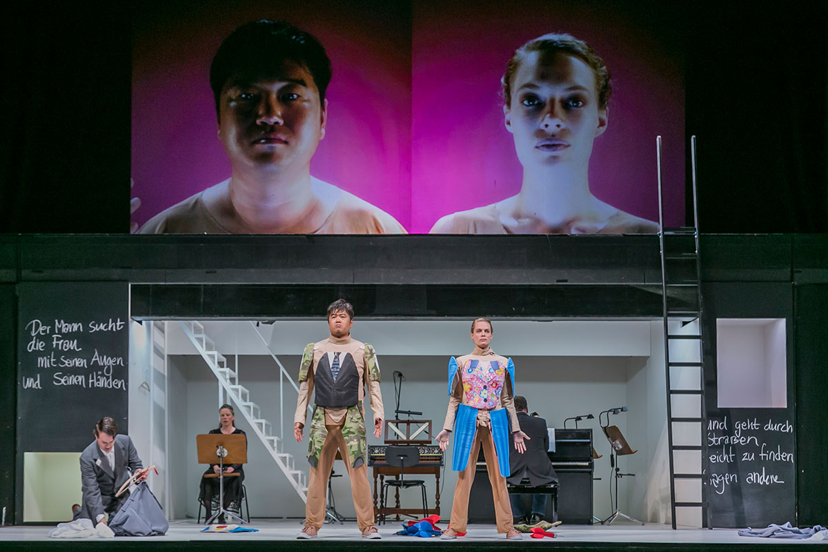 Szene aus Combattimento/Carmina, Theater Lübeck, Bühne und Kostüme: Mechthild Feuerstein, Foto: Jochen Quast
