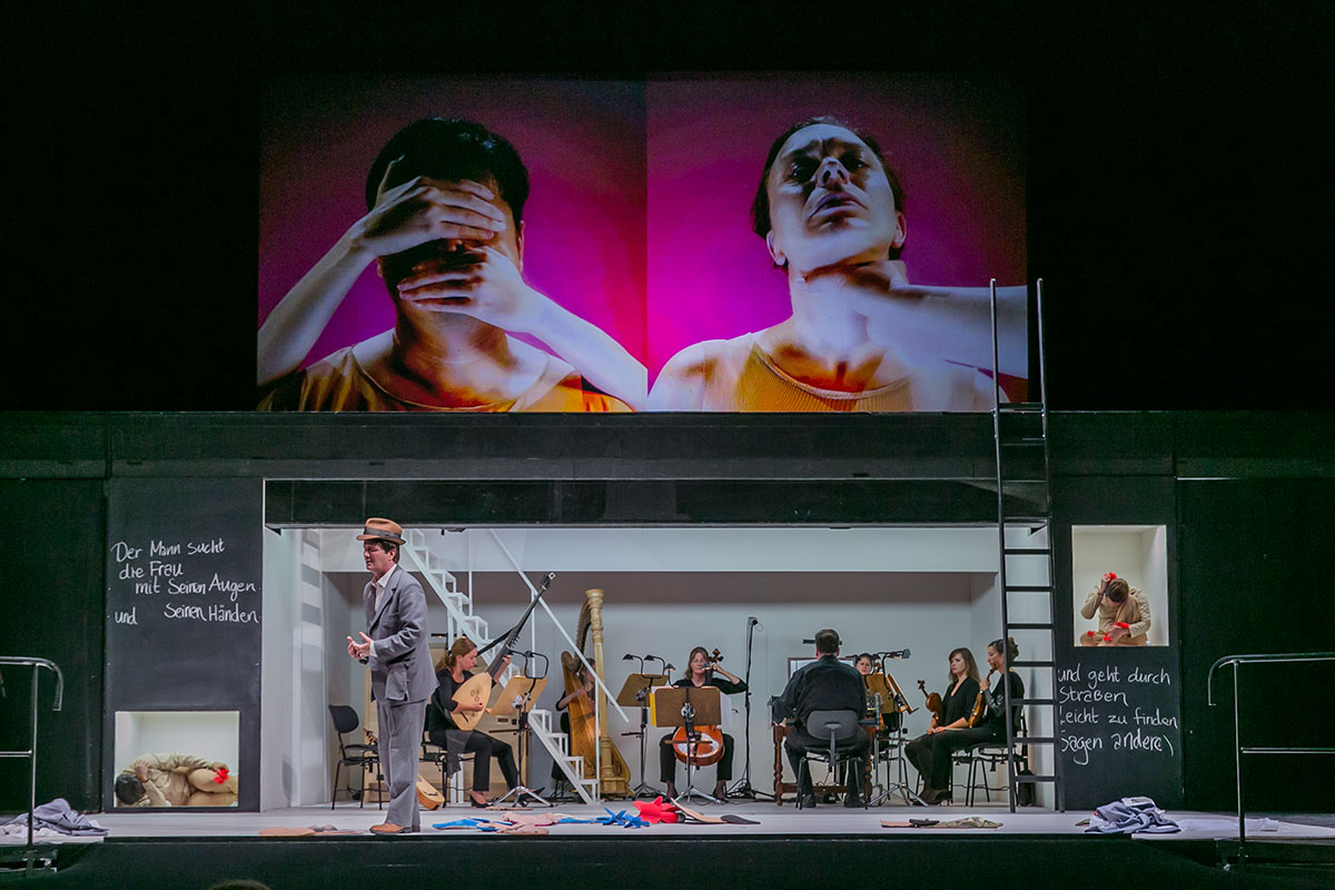 Szene aus Combattimento/Carmina, Theater Lübeck, Bühne und Kostüme: Mechthild Feuerstein, Foto: Jochen Quast