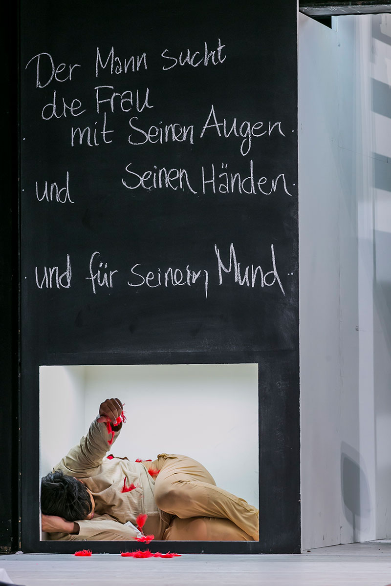 Szene aus Combattimento/Carmina, Theater Lübeck, Bühne und Kostüme: Mechthild Feuerstein, Foto: Jochen Quast
