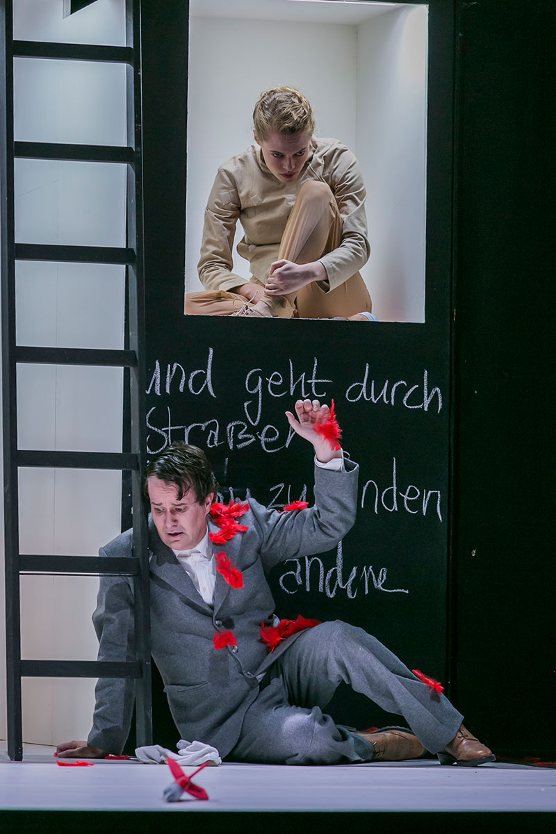 Szene aus Combattimento/Carmina, Theater Lübeck, Bühne und Kostüme: Mechthild Feuerstein, Foto: Jochen Quast