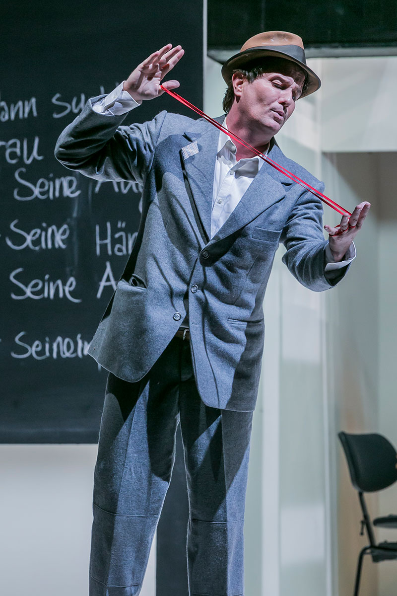 Szene aus Combattimento/Carmina, Theater Lübeck, Bühne und Kostüme: Mechthild Feuerstein, Foto: Jochen Quast