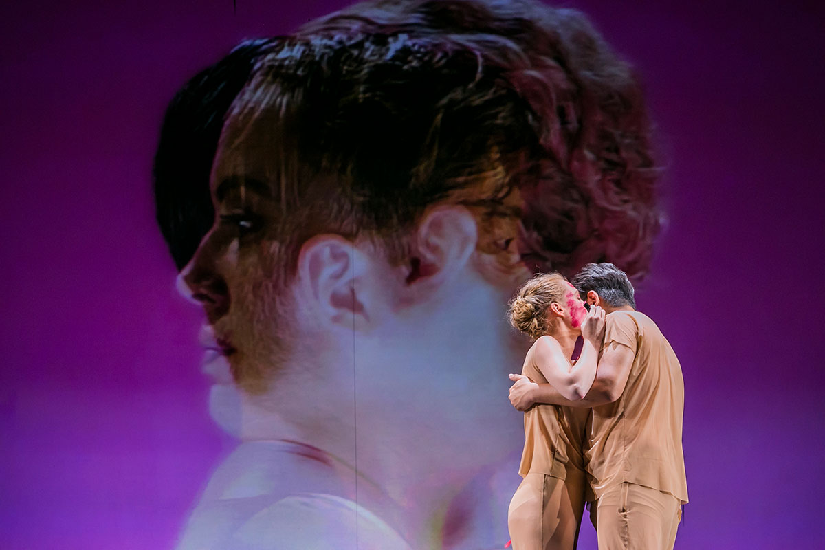 Szene aus Combattimento/Carmina, Theater Lübeck, Bühne und Kostüme: Mechthild Feuerstein, Foto: Jochen Quast