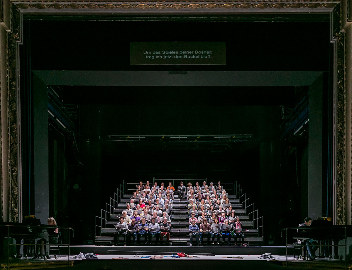 Szene aus Combattimento/Carmina, Theater Lübeck, Bühne und Kostüme: Mechthild Feuerstein, Foto: Jochen Quast