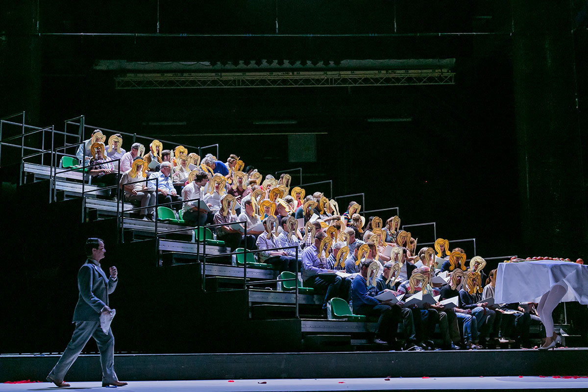 Szene aus Combattimento/Carmina, Theater Lübeck, Bühne und Kostüme: Mechthild Feuerstein, Foto: Jochen Quast