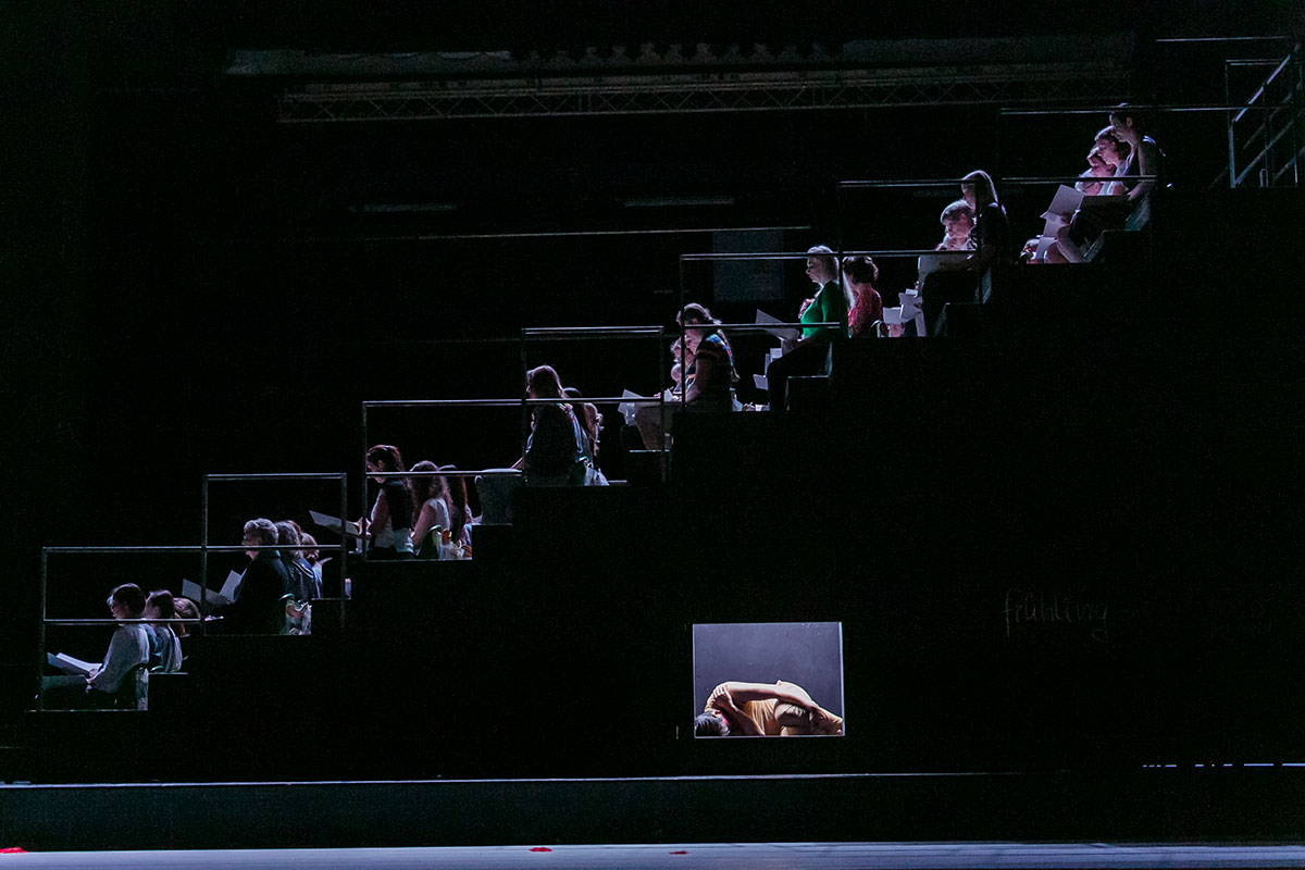 Szene aus Combattimento/Carmina, Theater Lübeck, Bühne und Kostüme: Mechthild Feuerstein, Foto: Jochen Quast