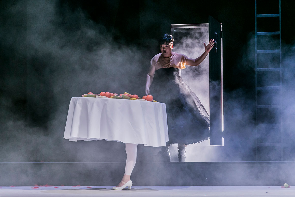 Szene aus Combattimento/Carmina, Theater Lübeck, Bühne und Kostüme: Mechthild Feuerstein, Foto: Jochen Quast