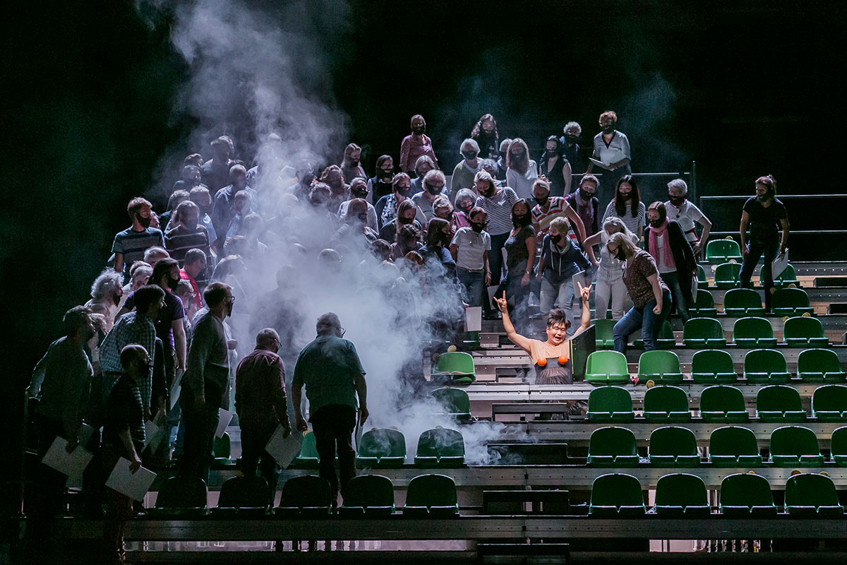 Szene aus Combattimento/Carmina, Theater Lübeck, Bühne und Kostüme: Mechthild Feuerstein, Foto: Jochen Quast