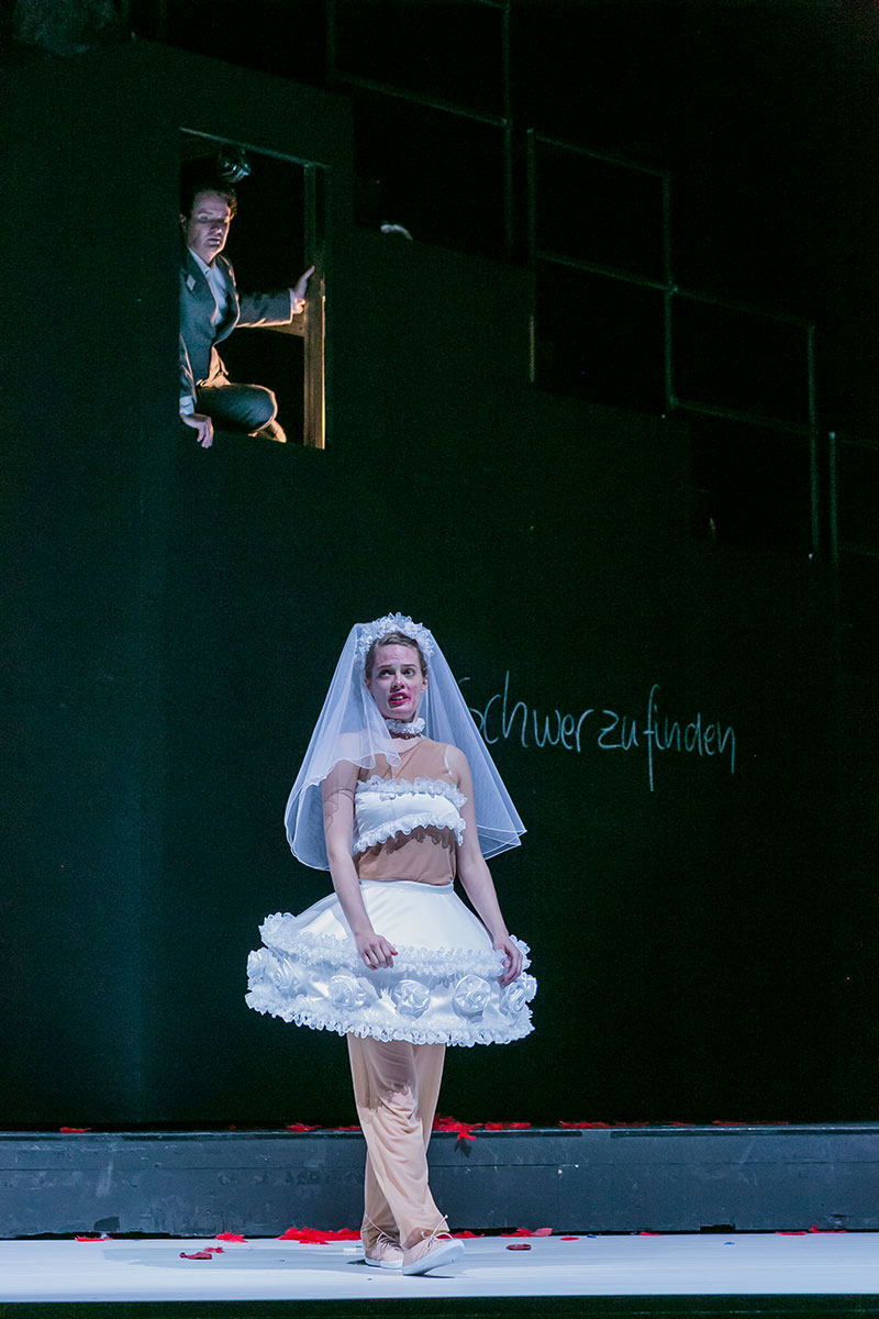 Szene aus Combattimento/Carmina, Theater Lübeck, Bühne und Kostüme: Mechthild Feuerstein, Foto: Jochen Quast