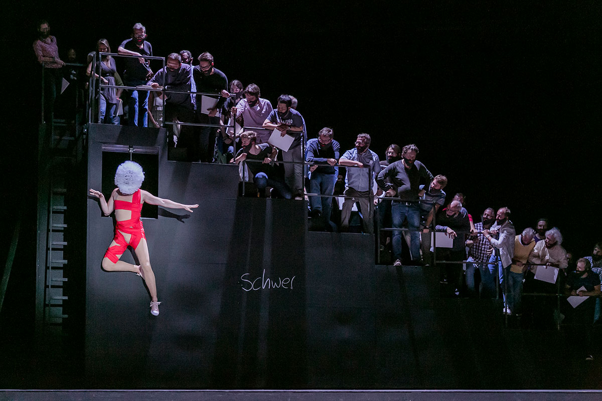 Szene aus Combattimento/Carmina, Theater Lübeck, Bühne und Kostüme: Mechthild Feuerstein, Foto: Jochen Quast