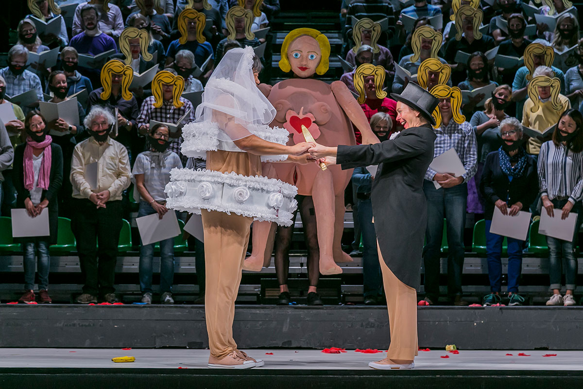 Szene aus Combattimento/Carmina, Theater Lübeck, Bühne und Kostüme: Mechthild Feuerstein, Foto: Jochen Quast