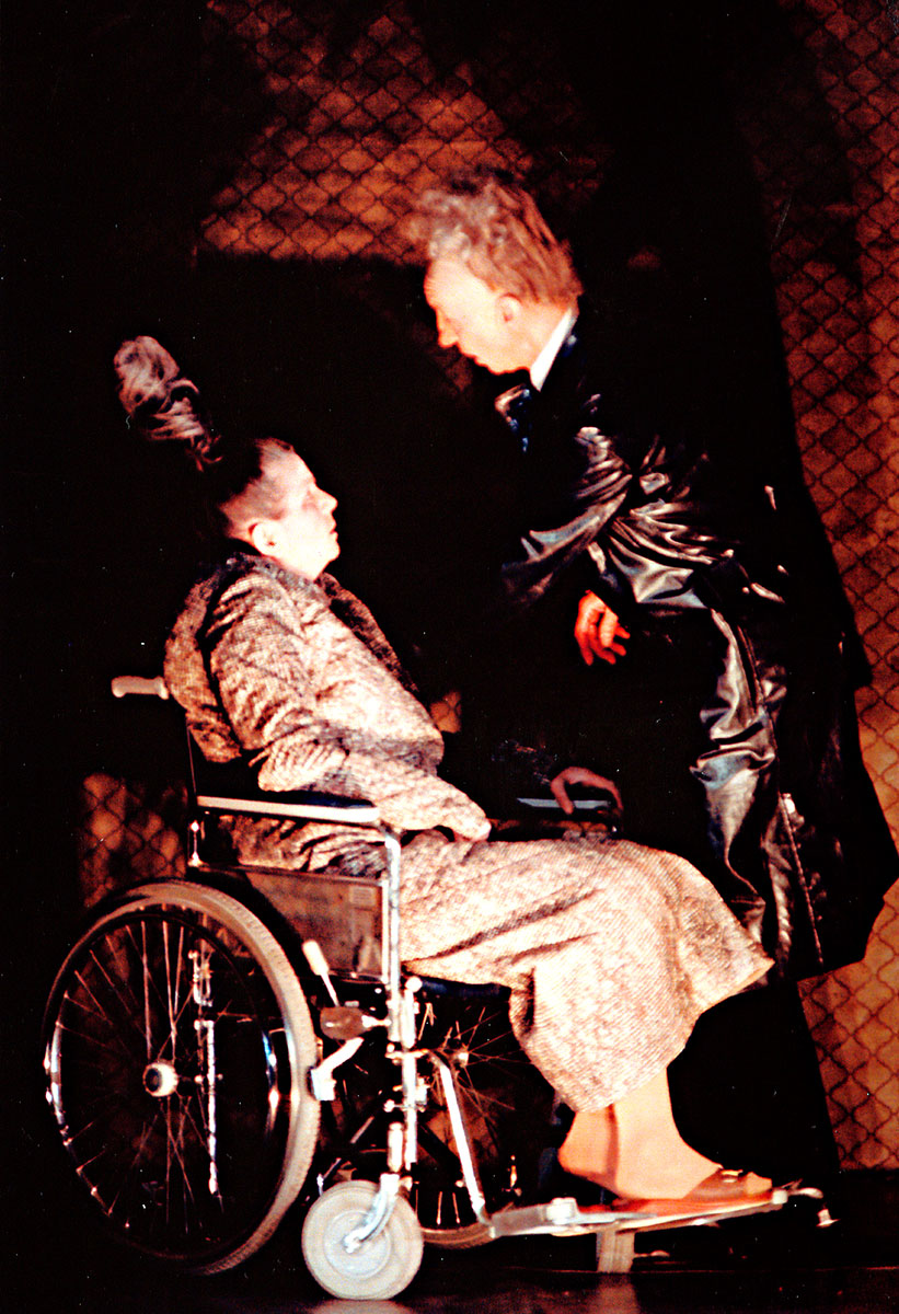 Szene aus Thomas Chatterton, Schauspiel Nürnberg, Kostüme: Mechthild Feuerstein, Foto: Oliver Fantitsch