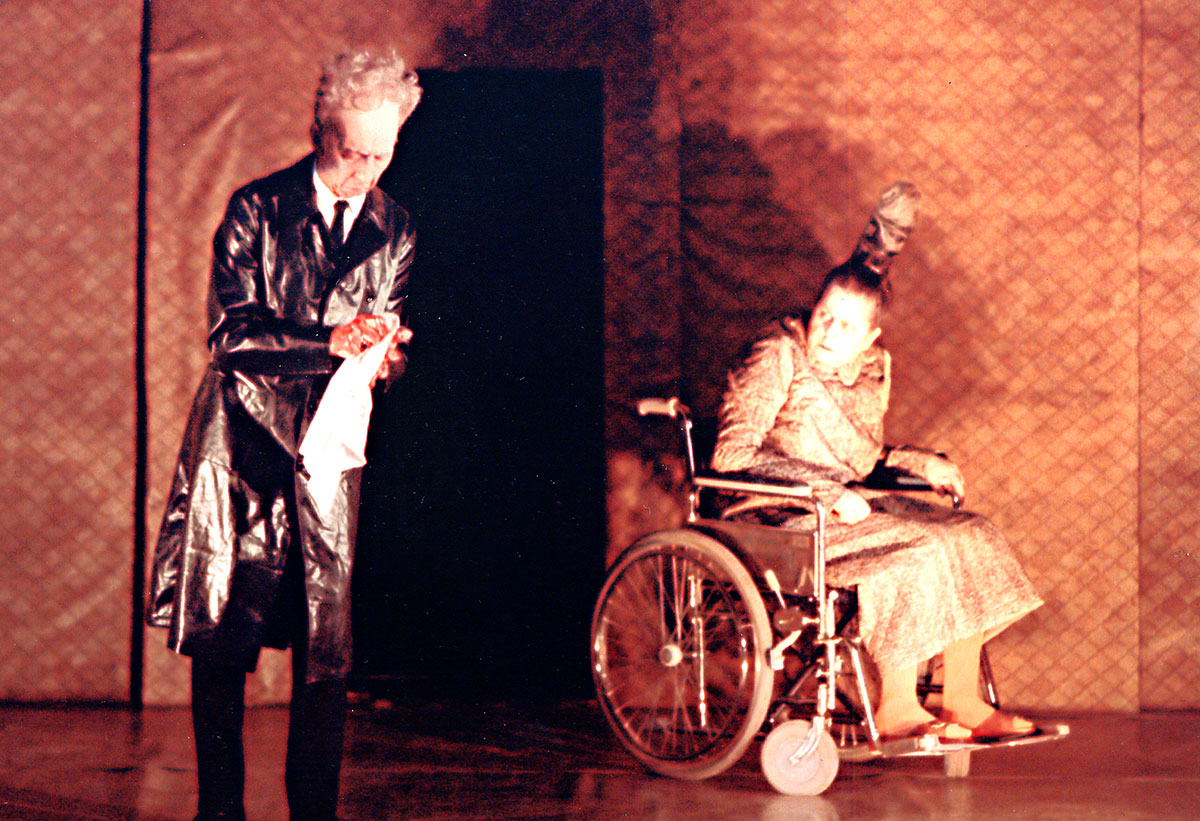 Szene aus Thomas Chatterton, Schauspiel Nürnberg, Kostüme: Mechthild Feuerstein, Foto: Oliver Fantitsch