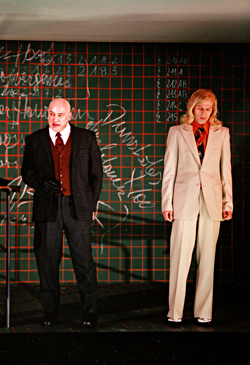 Szene aus Thomas Chatterton, Schauspiel Nürnberg, Kostüme: Mechthild Feuerstein, Foto: Oliver Fantitsch