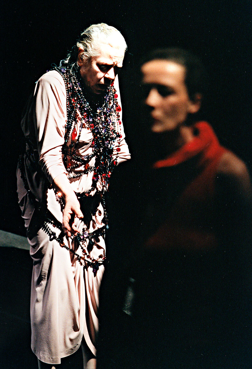 Szene aus Elektra, Schauspiel Frankfurt, Kostüme: Mechthild Feuerstein, Foto: Oliver Fantitsch