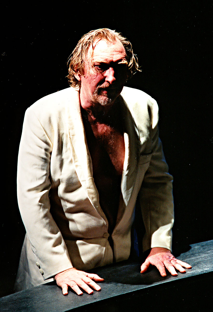 Szene aus Elektra, Schauspiel Frankfurt, Kostüme: Mechthild Feuerstein, Foto: Oliver Fantitsch