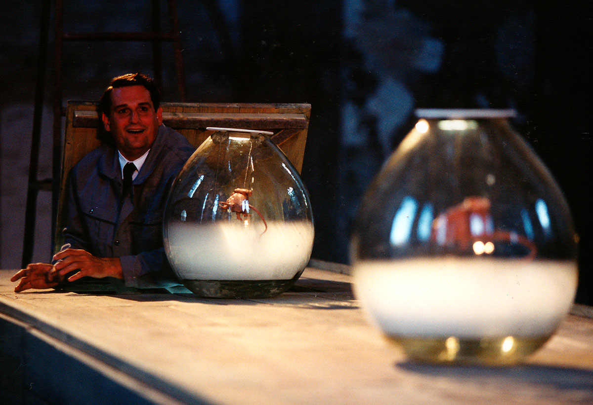 Szene aus Dr. Faustus, Ostseefestspiele Stralsund, Bühne und Kostüme: Mechthild Feuerstein, Foto: Oliver Fantitsch