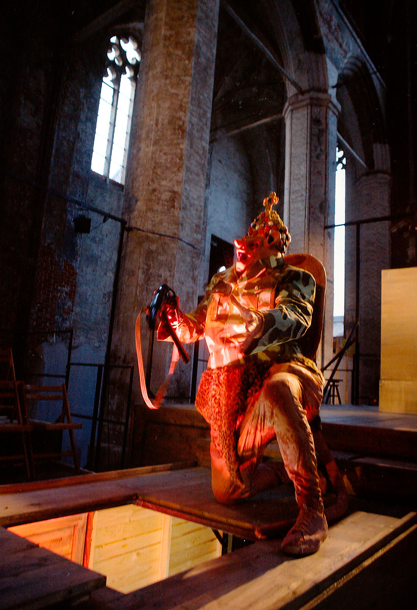 Szene aus Dr. Faustus, Ostseefestspiele Stralsund, Bühne und Kostüme: Mechthild Feuerstein, Foto: Oliver Fantitsch