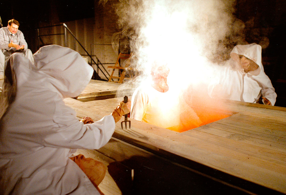 Szene aus Dr. Faustus, Ostseefestspiele Stralsund, Bühne und Kostüme: Mechthild Feuerstein, Foto: Oliver Fantitsch