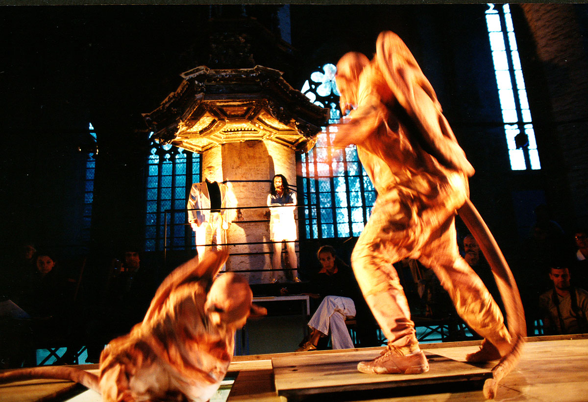 Szene aus Dr. Faustus, Ostseefestspiele Stralsund, Bühne und Kostüme: Mechthild Feuerstein, Foto: Oliver Fantitsch