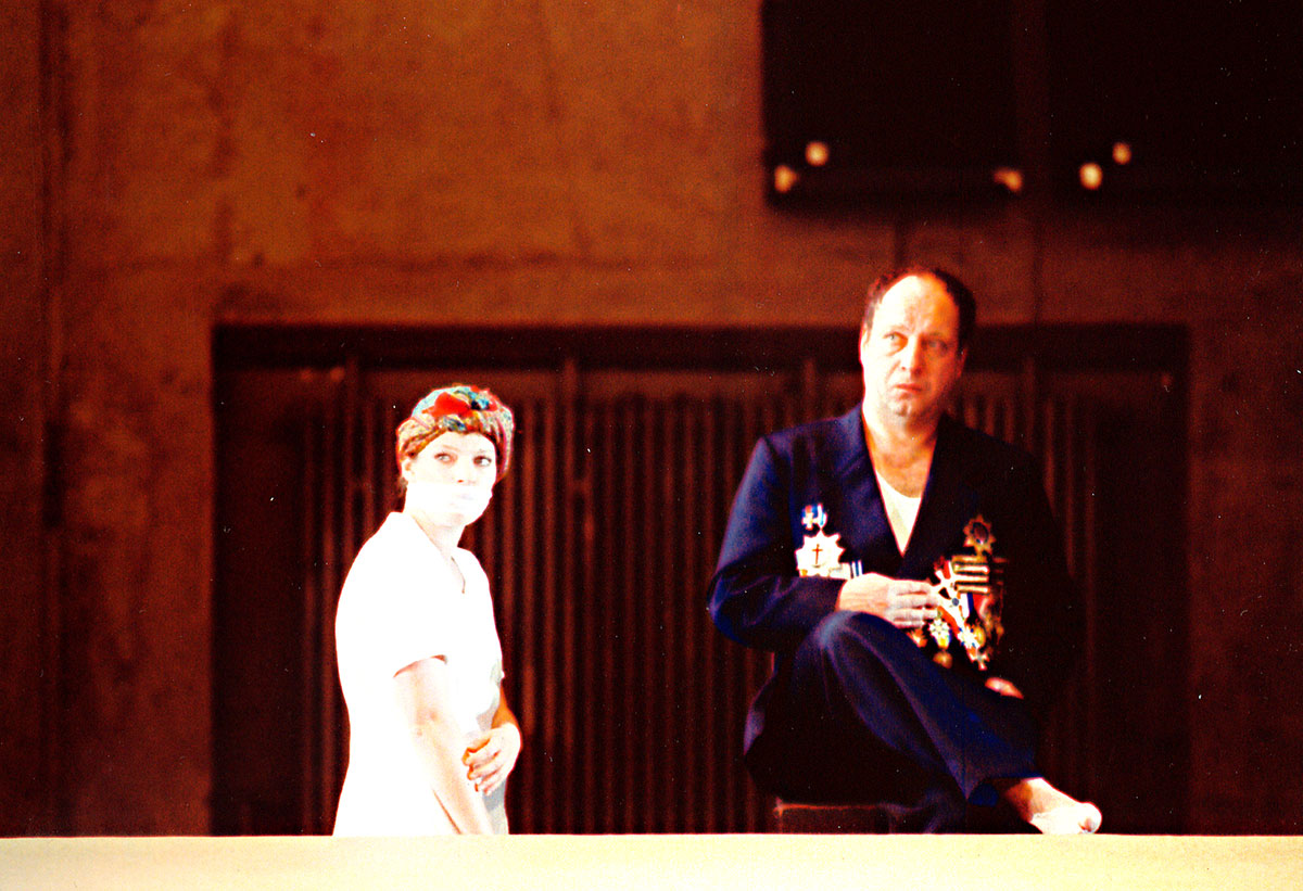 Szene aus Der Fremde, Residenztheater München, Kostüme: Mechthild Feuerstein, Foto: Oliver Fantitsch