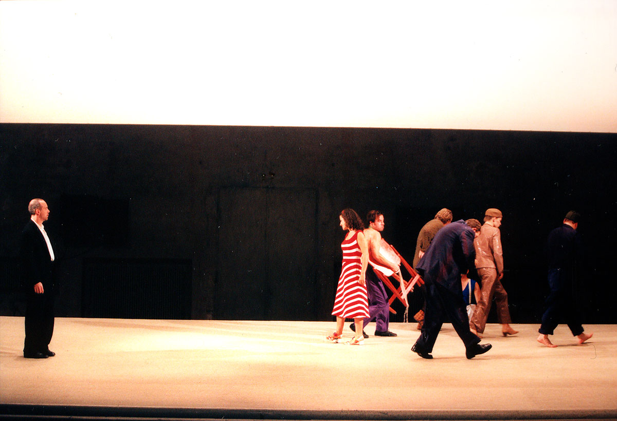 Szene aus Der Fremde, Residenztheater München, Kostüme: Mechthild Feuerstein, Foto: Oliver Fantitsch
