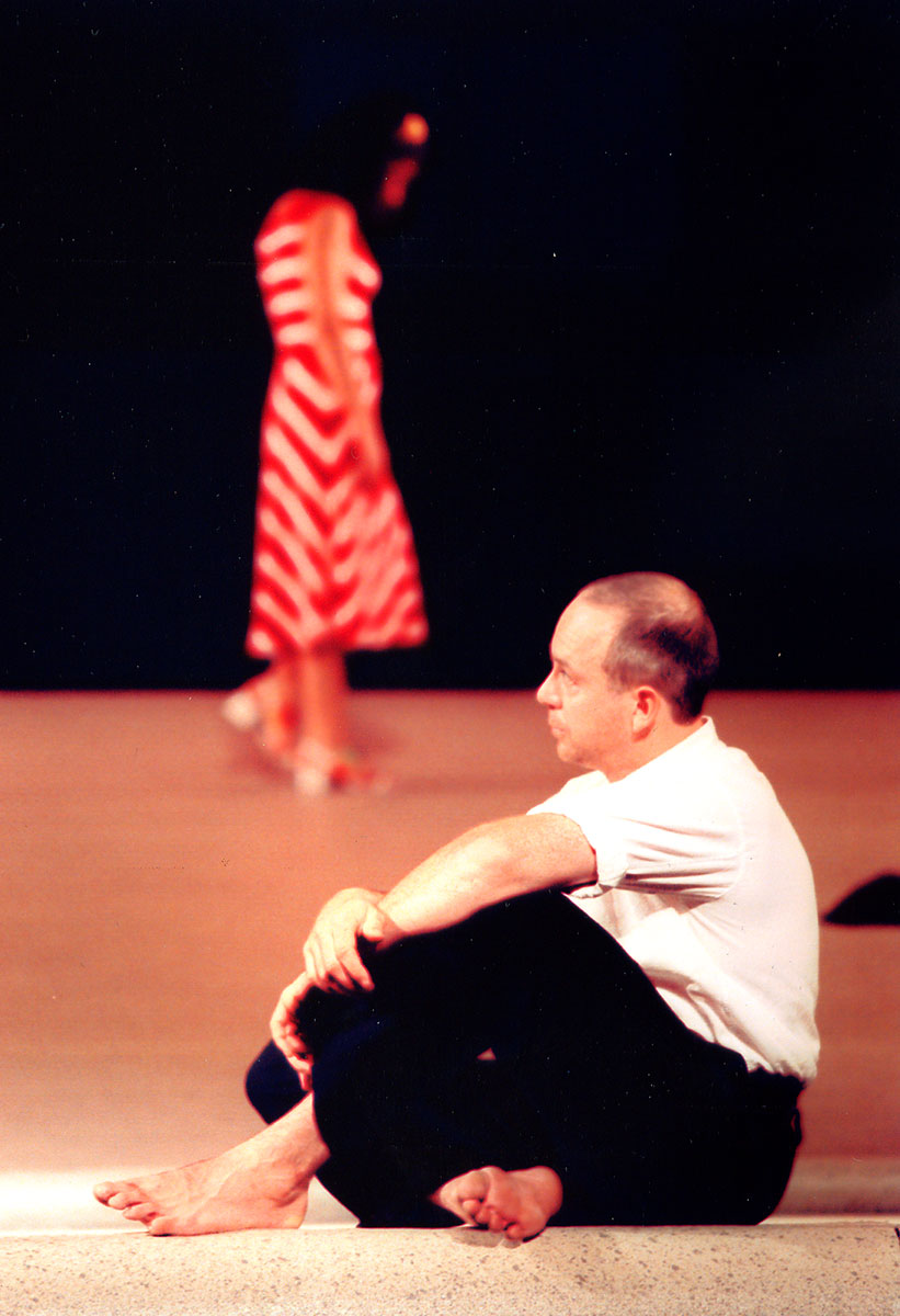 Szene aus Der Fremde, Residenztheater München, Kostüme: Mechthild Feuerstein, Foto: Oliver Fantitsch