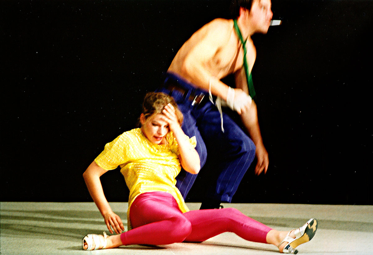 Szene aus Der Fremde, Residenztheater München, Kostüme: Mechthild Feuerstein, Foto: Oliver Fantitsch