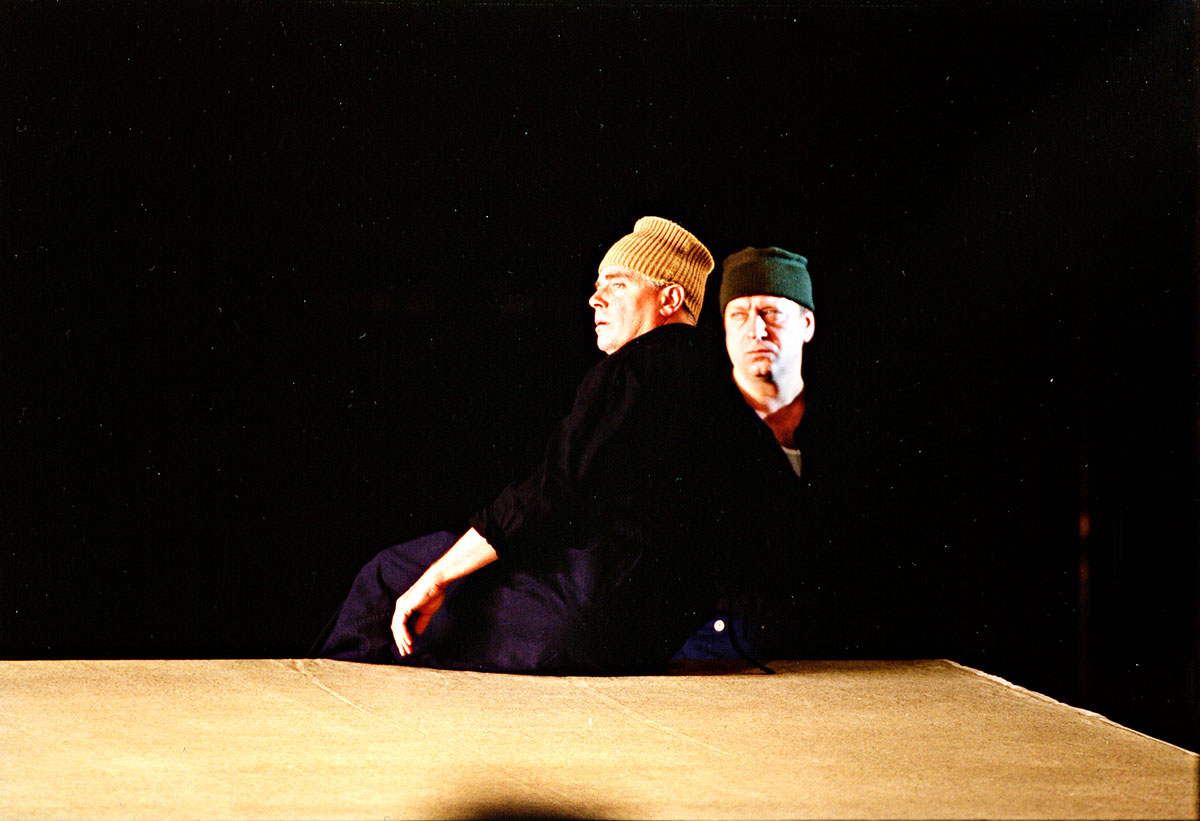 Szene aus Der Fremde, Residenztheater München, Kostüme: Mechthild Feuerstein, Foto: Oliver Fantitsch