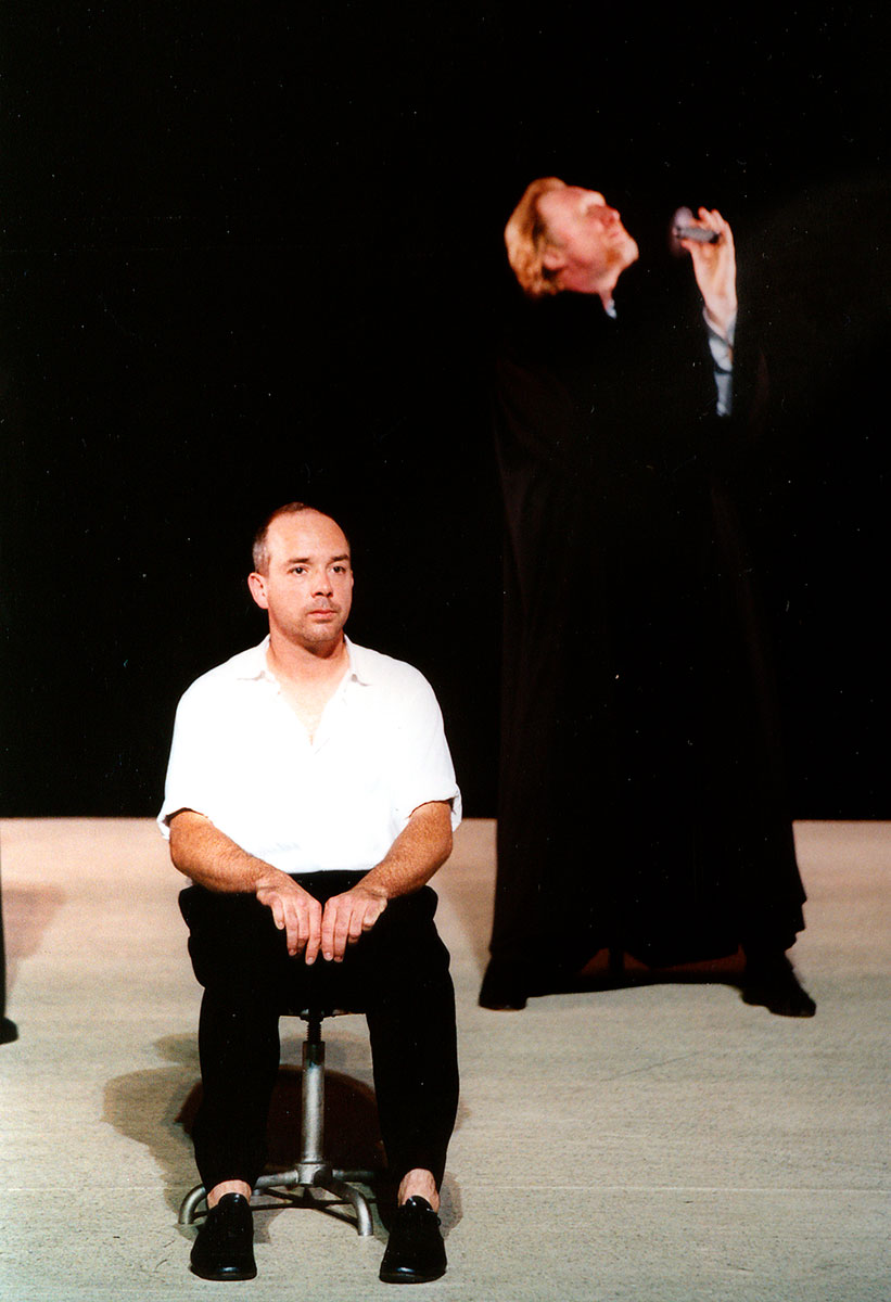 Szene aus Der Fremde, Residenztheater München, Kostüme: Mechthild Feuerstein, Foto: Oliver Fantitsch