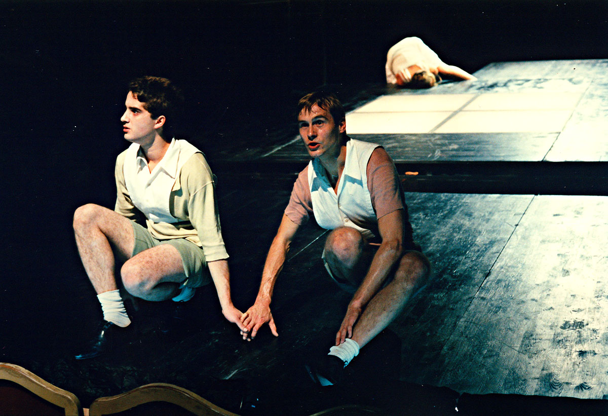 Szene aus Das grosse Heft, Residenztheater München, Kostüme: Mechthild Feuerstein, Foto: Oliver Fantitsch