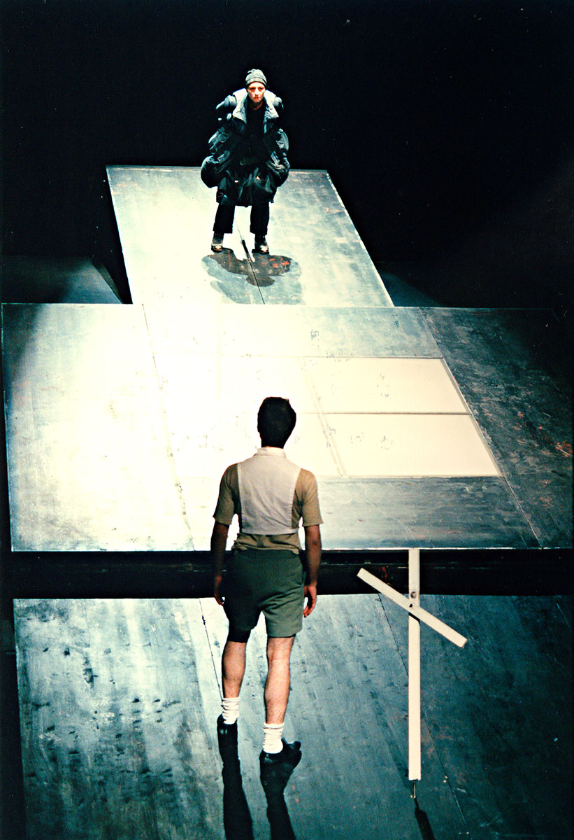 Szene aus Das grosse Heft, Residenztheater München, Kostüme: Mechthild Feuerstein, Foto: Oliver Fantitsch