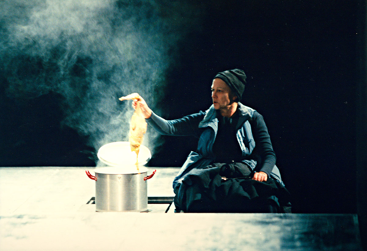 Szene aus Das grosse Heft, Residenztheater München, Kostüme: Mechthild Feuerstein, Foto: Oliver Fantitsch